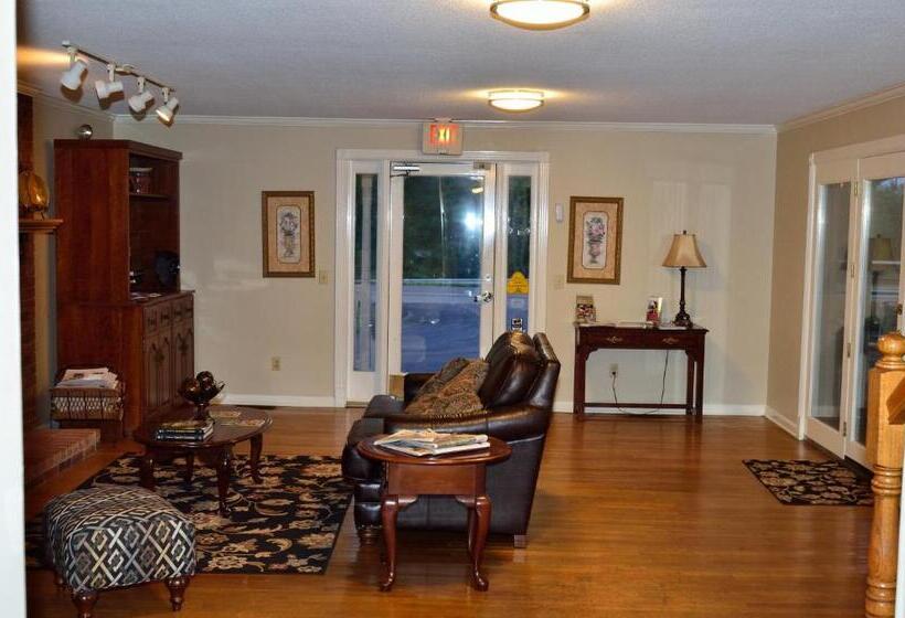 Отель Four Seasons Country Inn