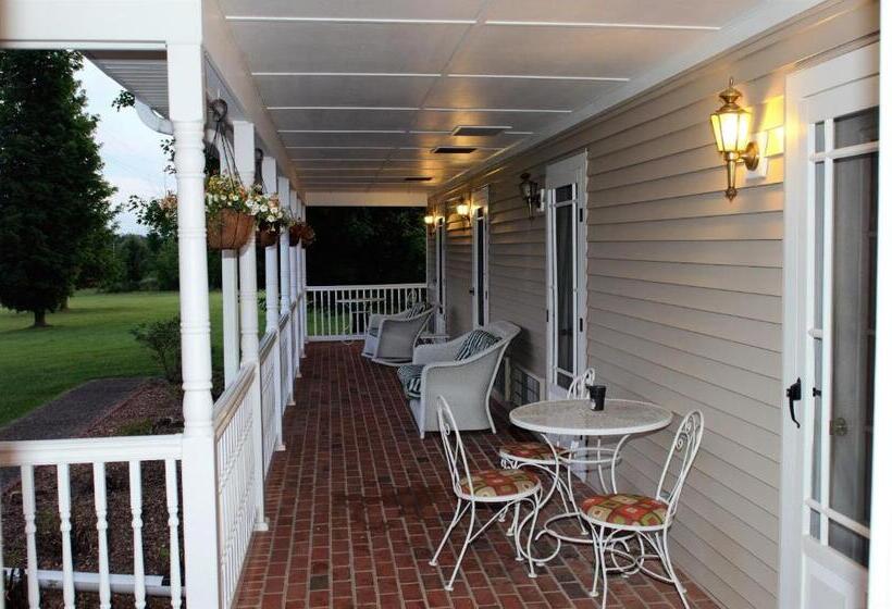 Отель Four Seasons Country Inn