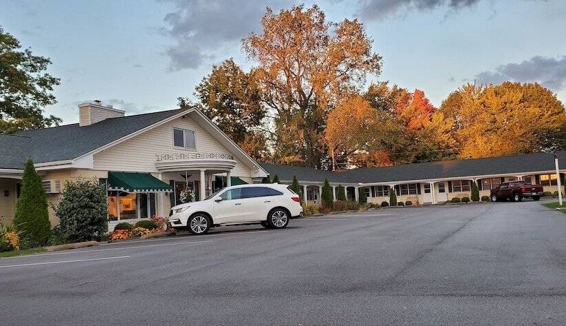 בית מלון כפרי Glass House Inn Erie Near I90 & I79