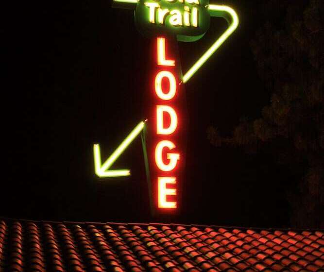 فندق Gold Trail Motor Lodge