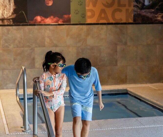 فندق Gray Wolf Inn & Suites