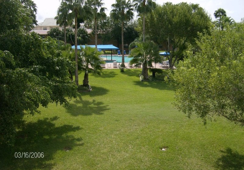 בית מלון כפרי Holiday Inn Brownsville