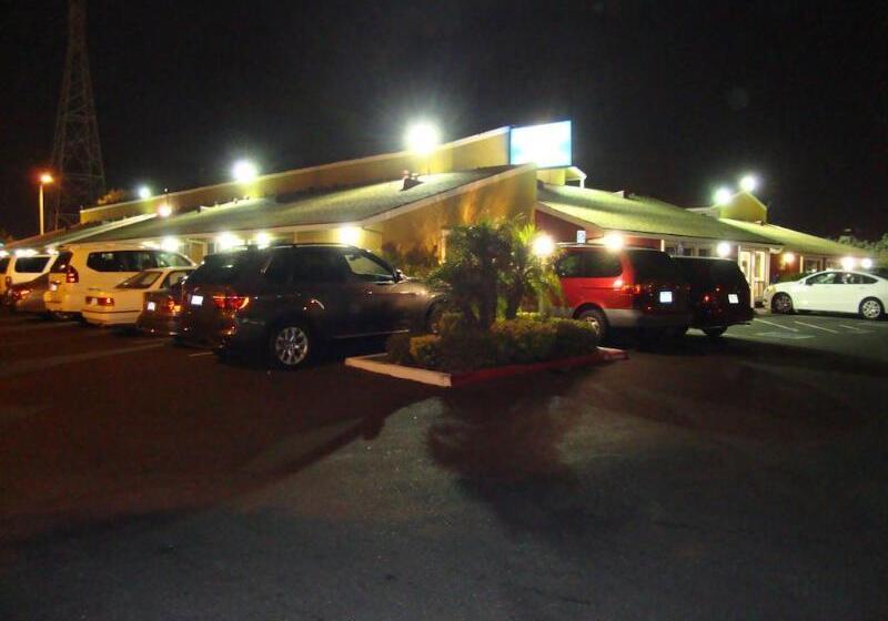 בית מלון כפרי Oasis Inn Sacramento Elk Grove