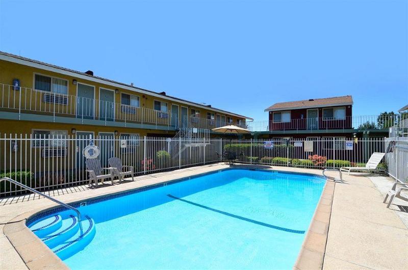 בית מלון כפרי Oasis Inn Sacramento Elk Grove