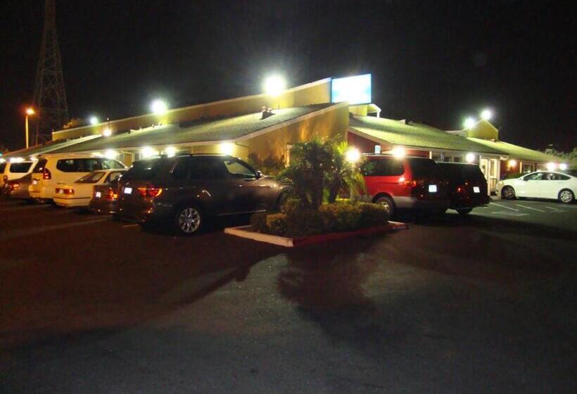 בית מלון כפרי Oasis Inn Sacramento Elk Grove