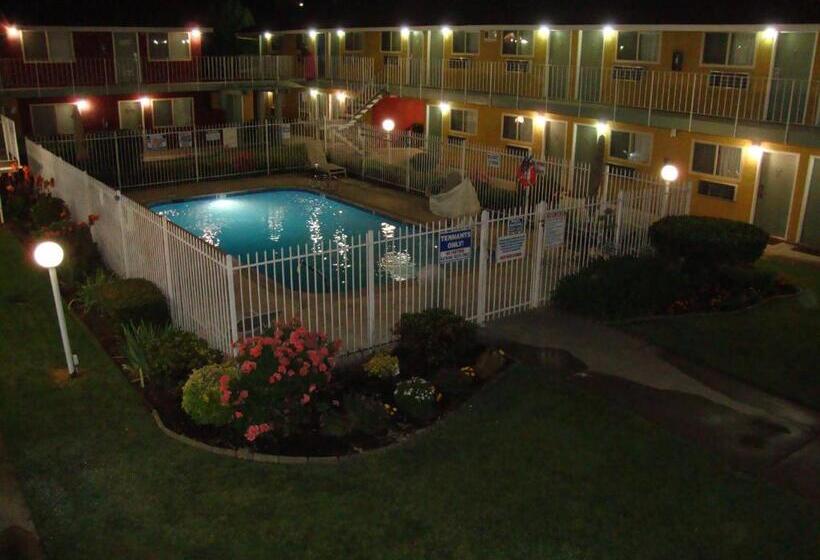 בית מלון כפרי Oasis Inn Sacramento Elk Grove