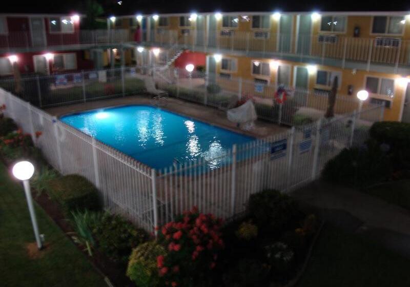 בית מלון כפרי Oasis Inn Sacramento Elk Grove