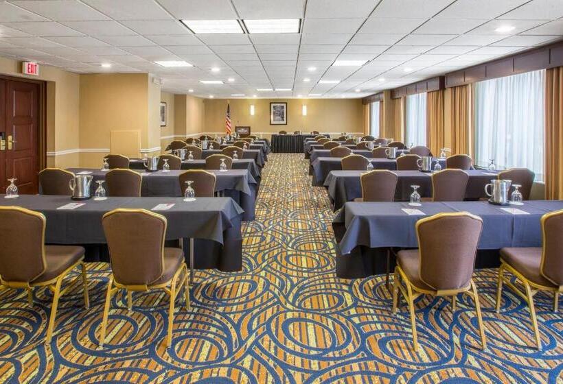 فندق Ramada By Wyndham Cleveland Independence