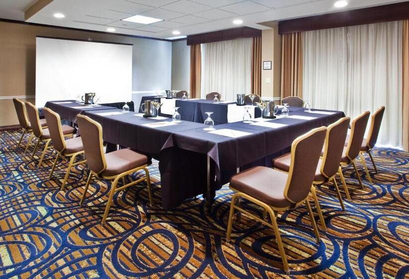 فندق Ramada By Wyndham Cleveland Independence