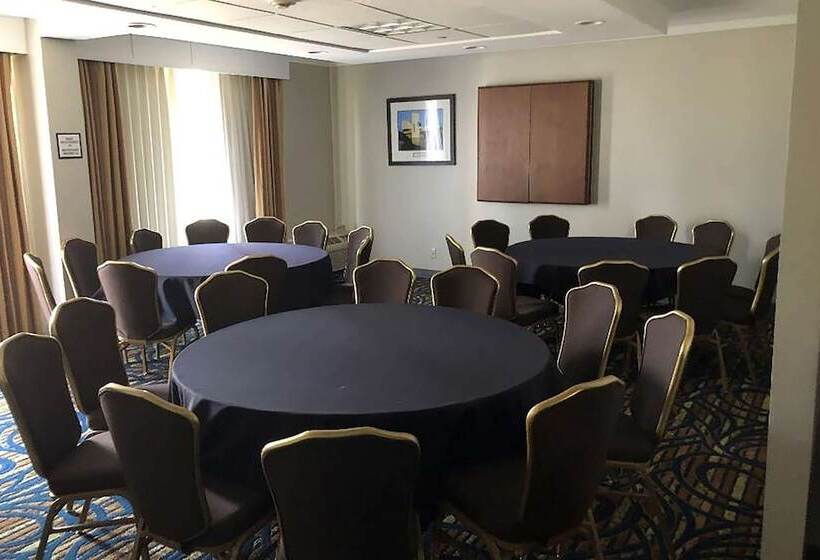 فندق Ramada By Wyndham Cleveland Independence