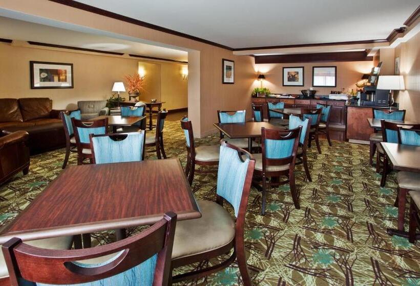 فندق Ramada By Wyndham Cleveland Independence