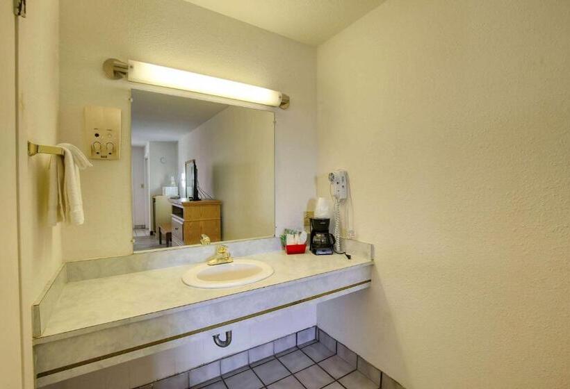 فندق Super 8 By Wyndham Newcastle