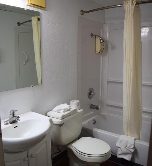 فندق Super 8 By Wyndham Newcastle