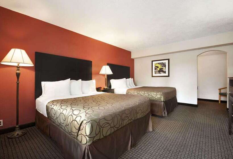 فندق Travelodge By Wyndham Traverse City Mi