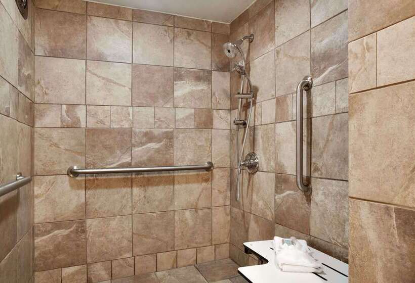 فندق Travelodge By Wyndham Traverse City Mi