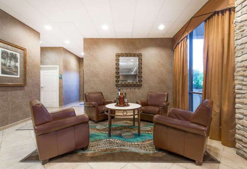 Отель Wyndham Garden Wichita Downtown