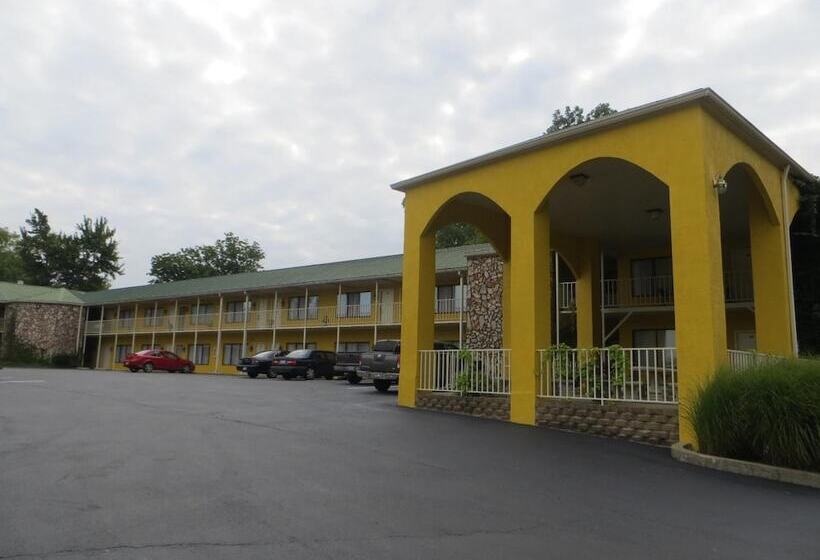 모텔 Golden Manor Inn & Suites