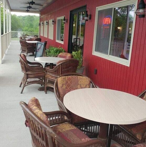 모텔 Golden Manor Inn & Suites