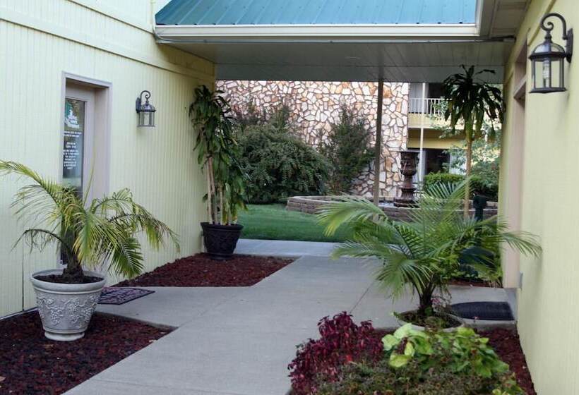 모텔 Golden Manor Inn & Suites