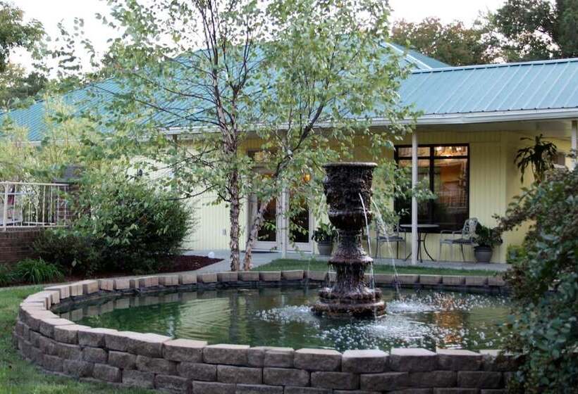 모텔 Golden Manor Inn & Suites