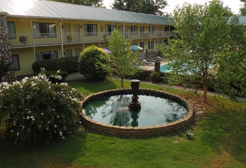 모텔 Golden Manor Inn & Suites