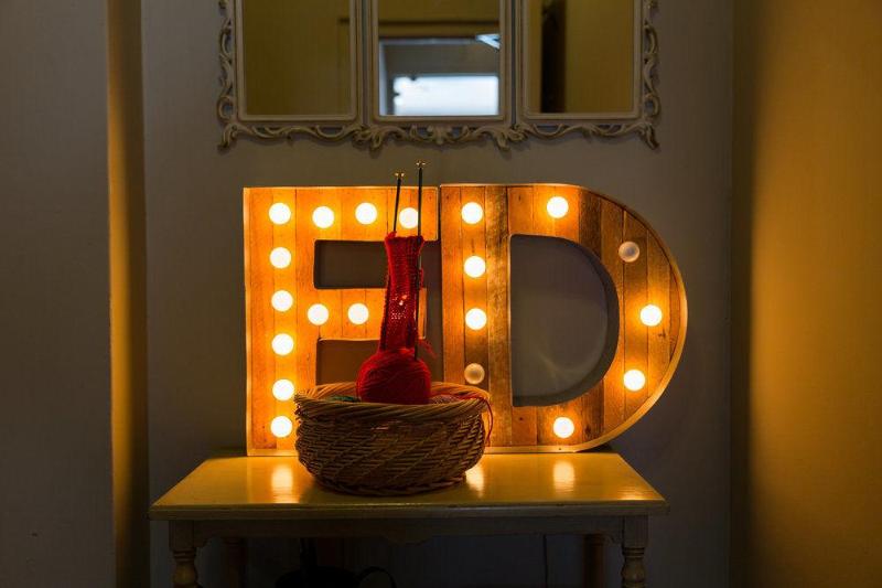 מוטל Short Stories