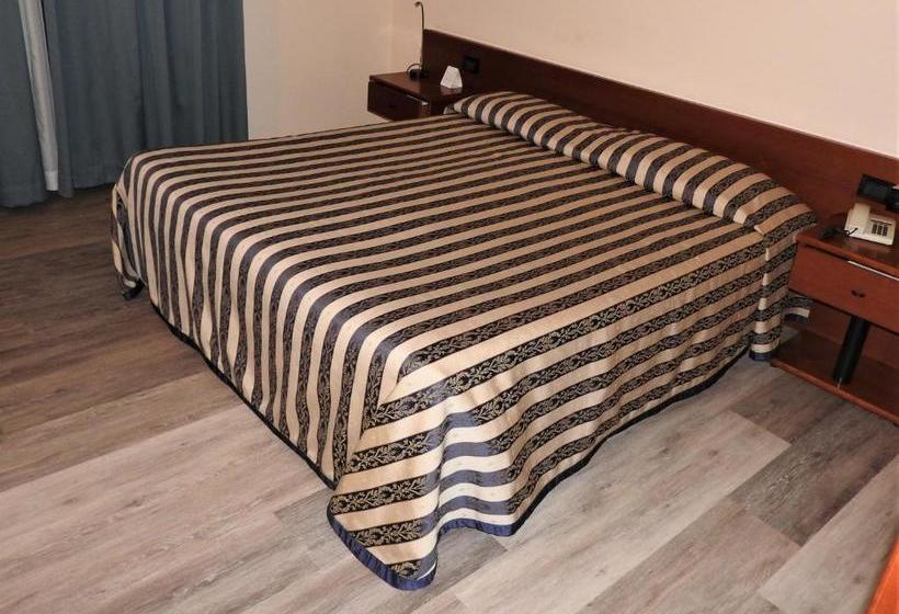 فندق فئة نجمة واحدة Albergo Centrale