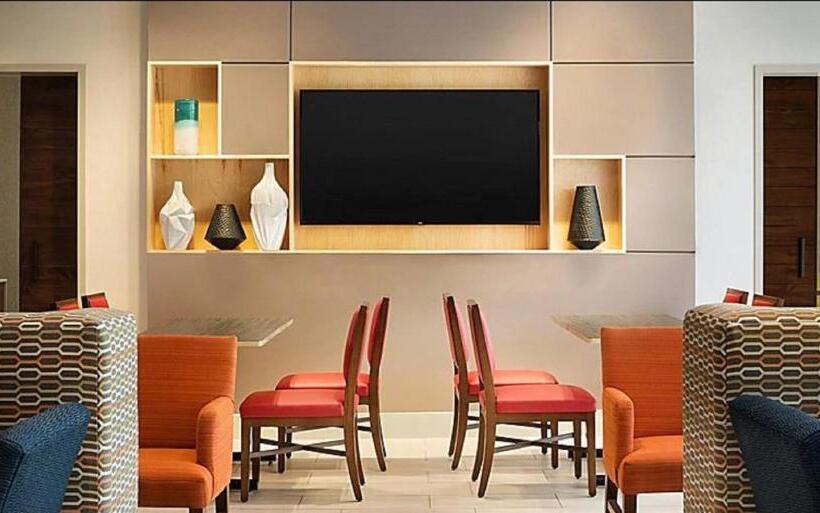 Отель Holiday Inn Express & Suites Savannah W Chatham Parkway, An Ihg