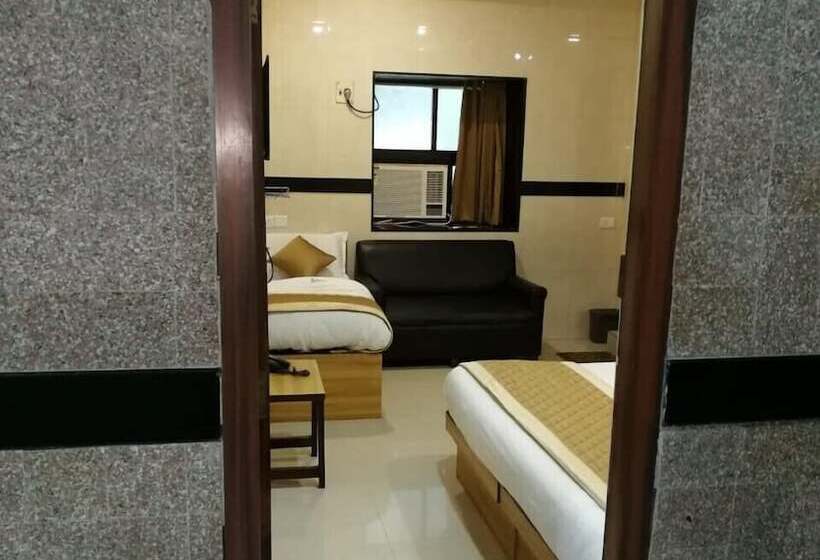 Отель Swapna International