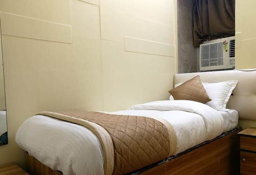 Отель Swapna International