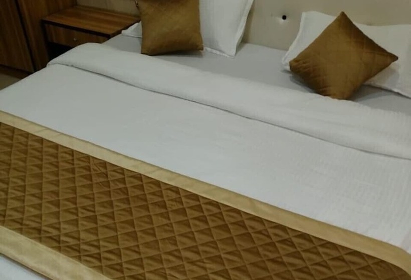 Отель Swapna International