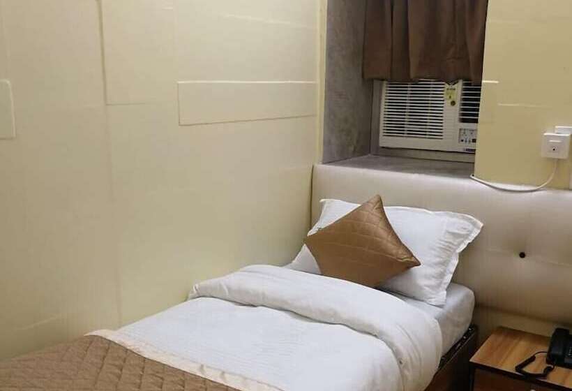 Отель Swapna International