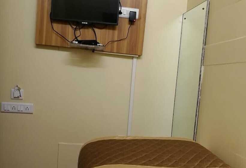 Отель Swapna International