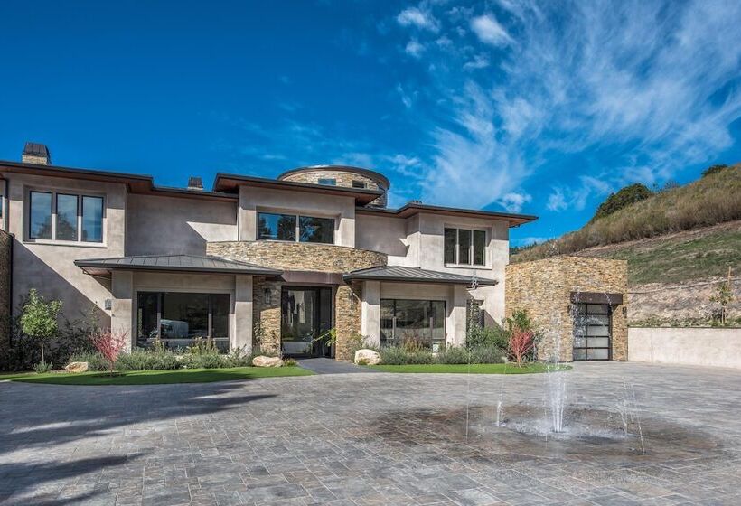 Lx1a: Luxury Contemporary Villa In The Middle Of Nature