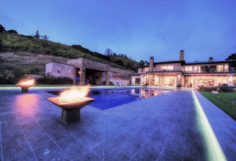 Lx1a: Luxury Contemporary Villa In The Middle Of Nature