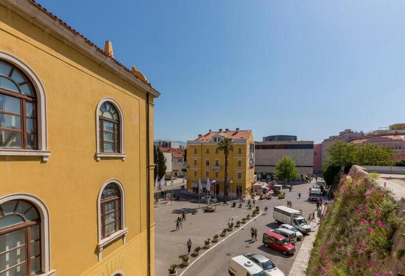 Pension Theatre Of Dreams Rooms