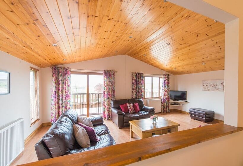 Skylark Lodge With Hot Tub Near Cupar, Fife