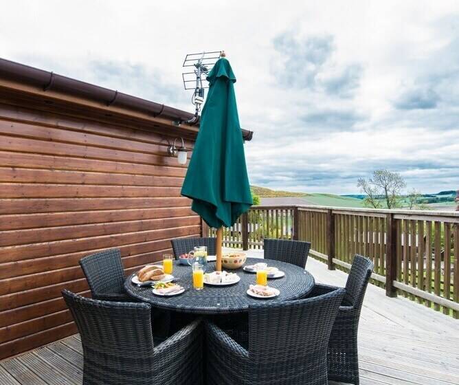 Skylark Lodge With Hot Tub Near Cupar, Fife