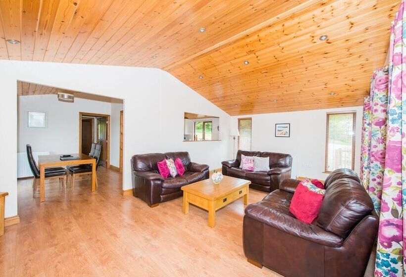 Skylark Lodge With Hot Tub Near Cupar, Fife