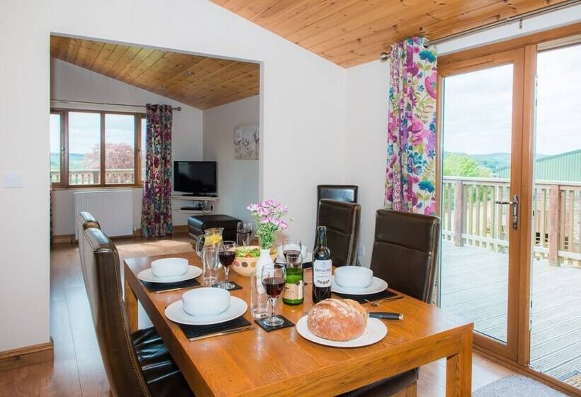 Skylark Lodge With Hot Tub Near Cupar, Fife