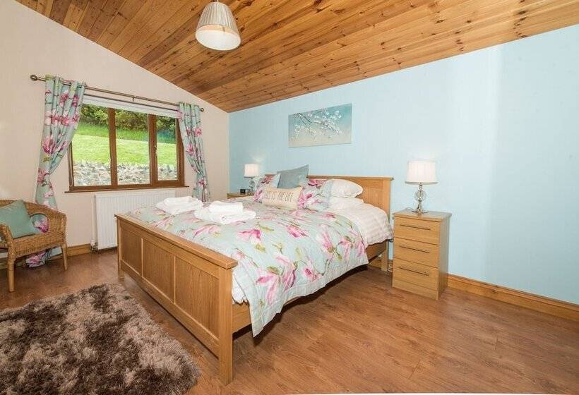 Skylark Lodge With Hot Tub Near Cupar, Fife