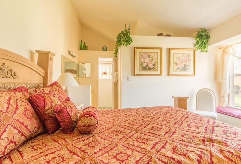 Sunshine, Love, And Happiness In A Home Thats Cute As A Button   3bd 2552