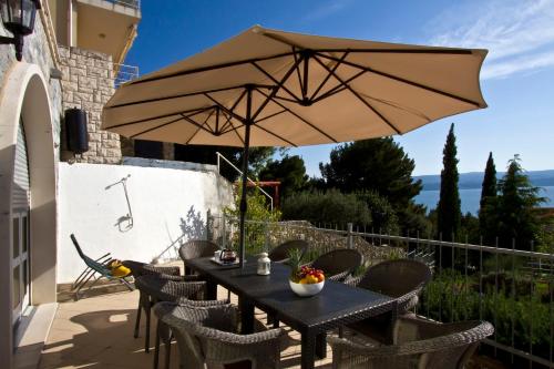 Apartments With Pool Vrdoljak