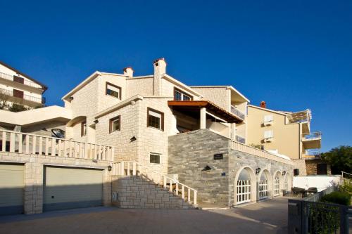 Apartments With Pool Vrdoljak