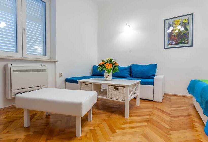 Chic Apartment In Center