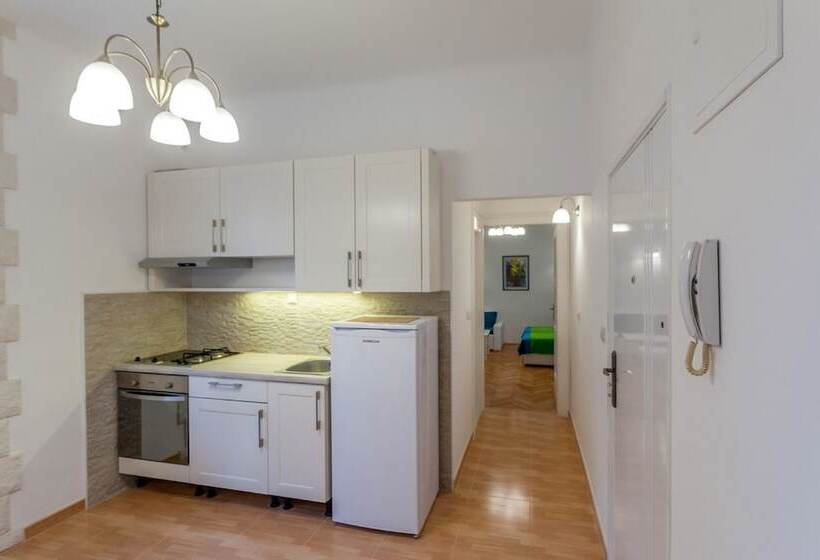 Chic Apartment In Center