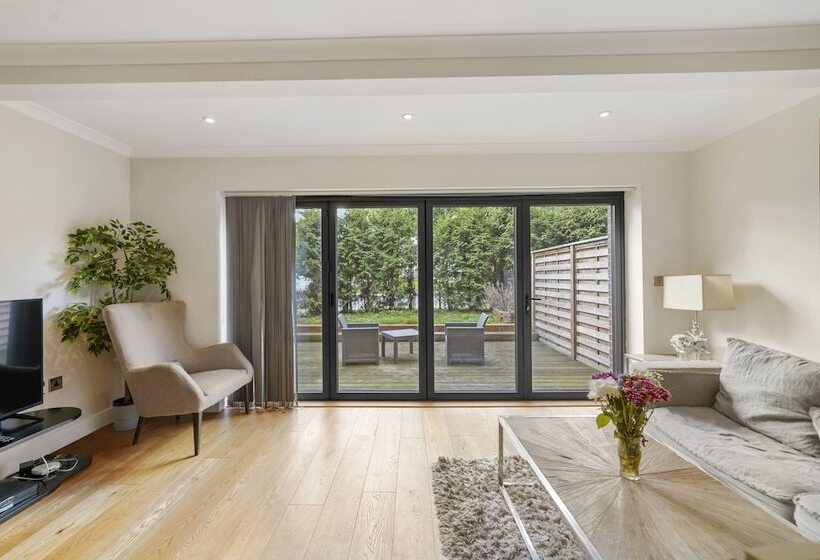 The Concord Modern 2 Bedroom Apartment