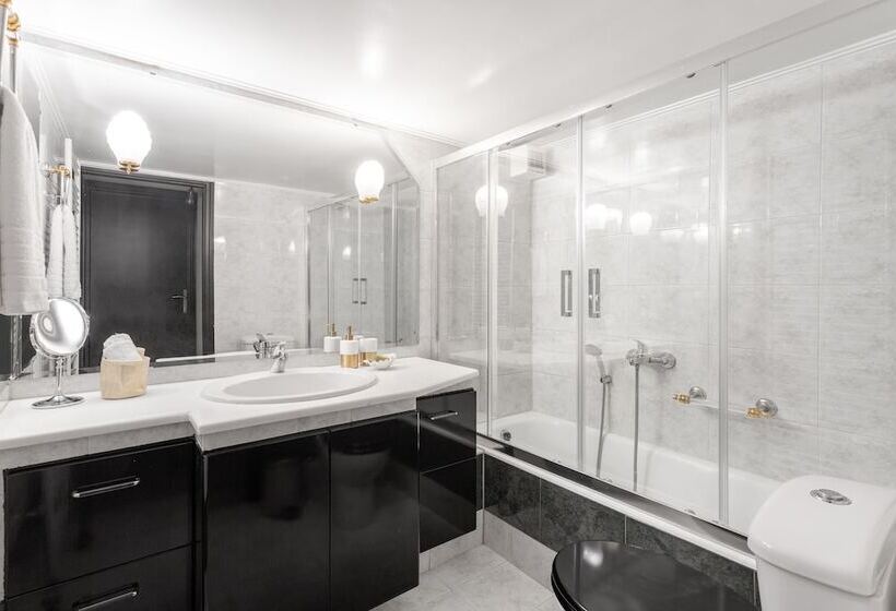 Fresh Detailed Stylish Apartment At Acropolis