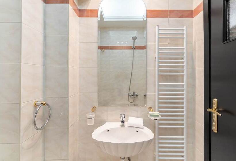 Fresh Detailed Stylish Apartment At Acropolis