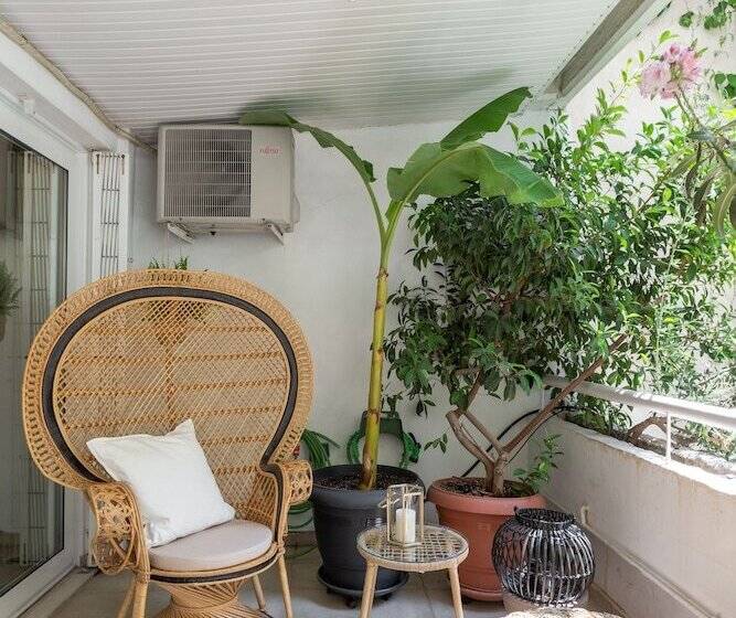 Fresh Detailed Stylish Apartment At Acropolis